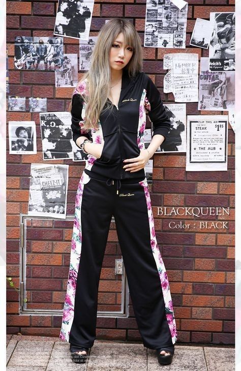 Ganguro Girl, Femininity Style, Early 2000s Style, 2000s Fashion Trends, Gyaru Fashion, Black Leather Dresses, Fashion Aesthetics, Tokyo Fashion, Fantasy Dress