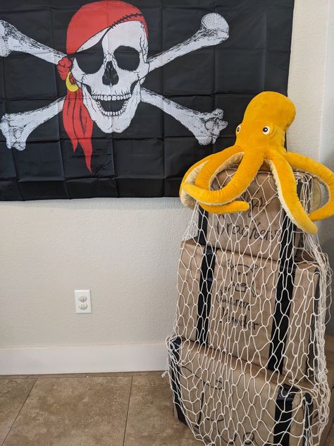 How to plan a pirate party Pirate Party Diy Decorations, Pirate Theme Decorations Diy, Pirate Party Diy, Pirate Adult Party, Pirates Of The Carribean Party, Pirate Balloon Arch, Pirate Birthday Party Backdrop, Pirate Birthday Backdrop, Pirate Pool Party