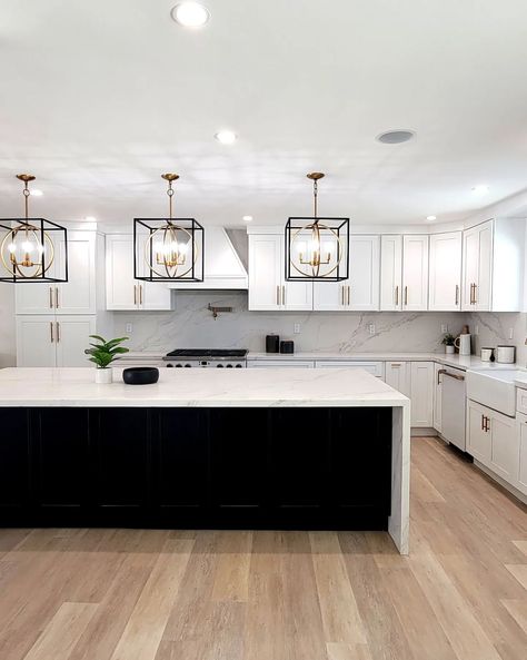 Black Island, Kitchen Remodel Design, Classic Kitchen, Kitchen Farmhouse, Smart Kitchen, White Modern Kitchen, Kitchen Inspiration Design, Minimalist Kitchen, Luxury Kitchen