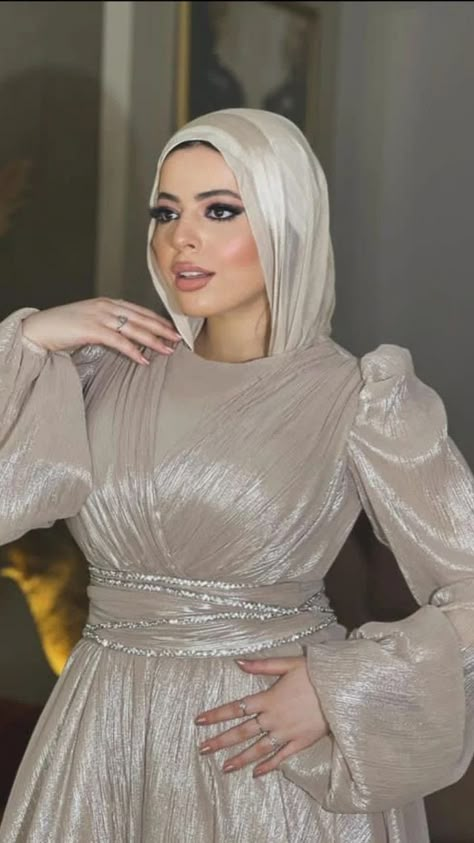 Soiree Dresses For Hijab, Event Dresses Classy, Dress Soiree, Famous Wedding Dresses, Simple Long Dress, Chic Evening Dress, Long Dress Plus Size, Bride Dress Simple, Soiree Dresses