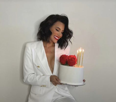 33th Birthday Ideas For Women, Birthday 35 Woman, 32 Birthday For Women Ideas Photo Shoot, 30 Photoshoot Ideas, 35 Cake Birthday Woman, 27 Birthday Photoshoot Ideas, 30th Bday Photoshoot Ideas, 30 Year Old Photo Shoot, Business Birthday Photoshoot