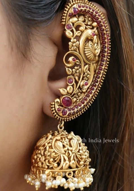 Ear Cuffs Gold Indian, Ear Cuffs Gold, Vintage Indian Jewelry, Temple Jewellery Earrings, Wedding Jewellery Designs, Antique Bridal Jewelry, Diy Bracelet Designs, Gold Ear Cuff, Indian Jewelry Sets