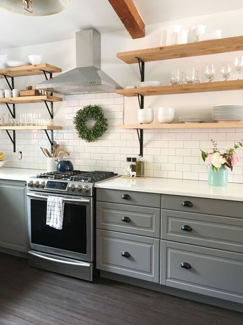 Such a breathtaking before and after (a farmhouse kitchen) Kitchen Renovation Hacks, Mobile Home Kitchen, Farm Kitchen, Kitchen Remodeling Projects, Decor Minimalist, Updated Kitchen, Kitchen Remodel Idea, Kitchen Makeover, Kitchen Shelves