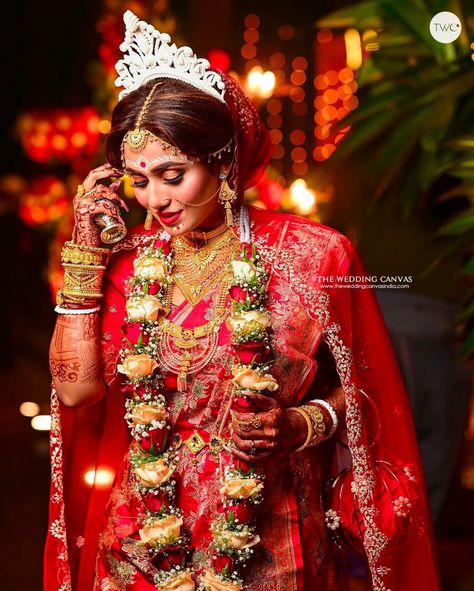 Bengali Wedding Mala, Bengali Marriage, Wedding Mala, Indian Wedding Poses, Bengali Bridal Makeup, Indian Wedding Bride, Flower Garland Wedding, Bridal Sarees South Indian, Bengali Bride