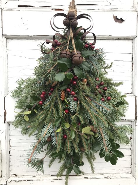 Tear Drop Christmas Wreath Diy, Christmas Swag Wreaths Diy, Christmas Door Swags Diy, Diy Christmas Swag, Natural Wreaths, Natal Natural, Christmas Tree Door, Tree Door, Front Door Christmas Decorations