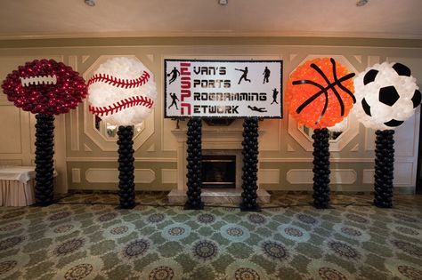 ESPN Balloon Sculptures Sports Balls Balloon Sculptures with Custom Themed Backdrop Sports Day Decoration, Bar Mitzvah Themes, Sports Crafts, Sports Theme Classroom, Sports Banquet, Sports Baby Shower, Vbs Themes, Banquet Decorations, Sports Event