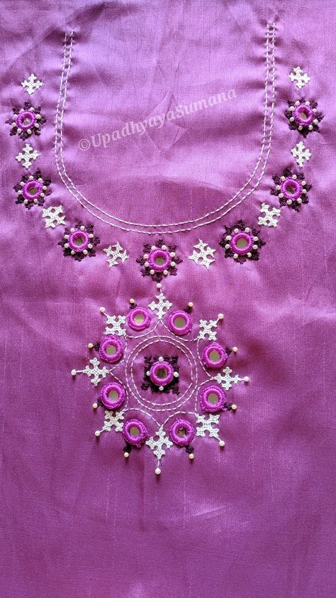 Kutch work on kurta Bavaliyo Work Blouse, Sindhi Mirror Work Embroidery, Dress Neck Work Designs, Kutch Work Designs Blouses, Kurta Neckline, Neckline Embroidery Designs, Kutchi Work, Simple Kurta, Mirror Work Blouse Design