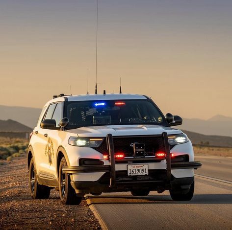 Your thoughts on this amazing photo of a cruiser from the California Highway Patrol. Undercover Police Cars, Thriller Aesthetic, Diamond Chains For Men, Police Car Lights, Undercover Police, California Highway, Diamond Chains, California Highway Patrol, Cop Cars