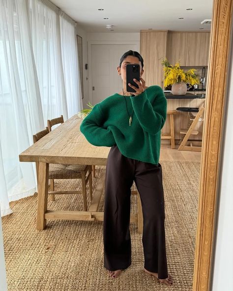 The Brown Trouser Trend Makes Every Outfit Look More Expensive | Who What Wear Brown Trousers Outfit Casual, Olive Trousers Outfit, Casual Trousers Outfit, Brown Trousers Outfit, Trousers Outfit Casual, Trousers Outfit, Trouser Outfit, Cord Trousers, Relaxed Trousers