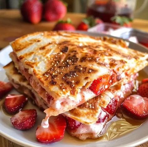 Activities Coordinator, Creative Dessert Recipes, Cheese Quesadilla, Quesadilla Recipes, Strawberry Sauce, Creative Desserts, Dessert Lover, Strawberry Cheesecake, Easy Family Meals