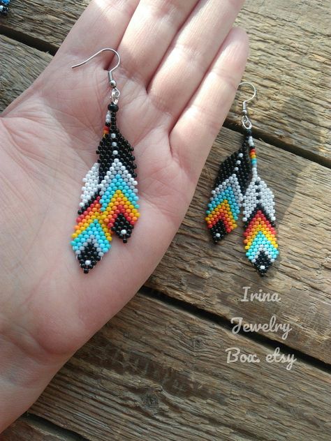 Feather Seed Bead Earrings, Native American Beadwork Earrings, Seed Bead Bracelets Diy, Seed Bead Bracelets Tutorials, Simple Beaded Necklaces, Seed Bead Bracelet Patterns, Native American Beadwork Patterns, Earrings Feather, Beaded Earrings Native