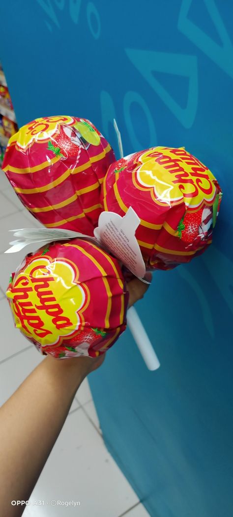 The fave lollipops...chupa chips Giant Lollipop, Giant Lollipops, Pretty Food, Lollipop, Chips, Quick Saves