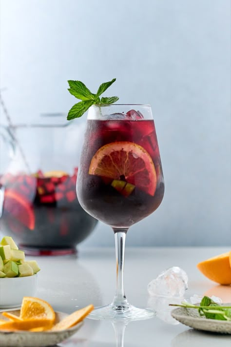 Classic sangria recipe on a wine glass Easter Sangria, Sangria With Brandy, Cinnamon Roll Dump Cake, Easy Red Sangria, Classic Sangria, Tempranillo Wine, Sangria Drink, Red Sangria Recipes, Dover Sole