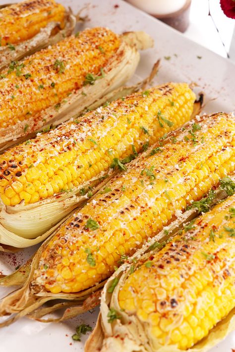 Summer time is here! And this grilled corn on the cob recipe is perfect for the barbecue season! | www.foxyfolksy.com Corn On The Cob Recipes, Cob Recipes, Veggies On The Grill, Oven Roasted Corn, Corn On The Cob Recipe, Grilling Vegetables, Grilled Corn On The Cob, Bbq Essentials, Summer Side Dishes