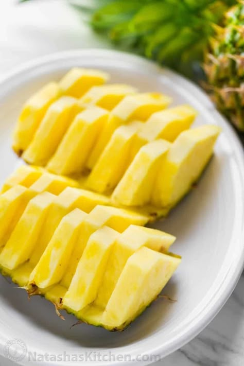 How to Cut a Pineapple into Pineapple Boats (VIDEO) Pineapple Appetizers, Pineapple Photography, Cut A Pineapple, Pineapple Boats, Cut Pineapple, Pineapple Recipes, Fruit Display, Fruit Arrangements, Pineapple Fruit