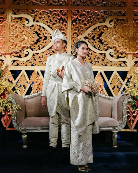 Tradisional Melayu Wedding, Reception Photoshoot Wedding Ideas, Classic Malay Wedding Theme, Pelamin Klasik Tradisional Melayu, Malay Wedding Dress Songket, Wedding Dress Songket, Pelamin Pose, Traditional Malay Wedding Dress, Songket Wedding Dress