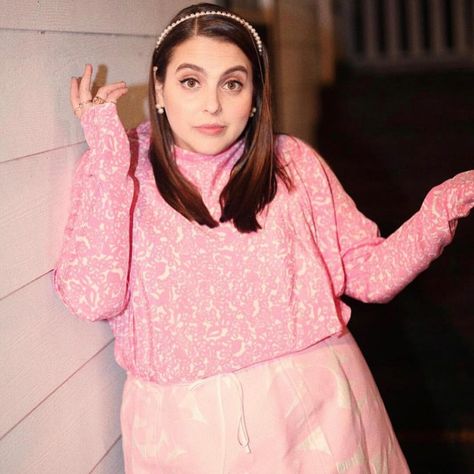 Beanie Feldstein, 90s Aesthetic, Blair Waldorf, Graphic Sweatshirt, Texas, Instagram Photos, Instagram