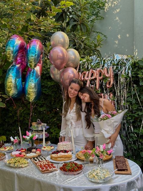 besties 🎀 Cake Inspo Simple, Aesthetic Birthday Pictures, 22 Birthday Decorations, Cake Aesthetic Birthday, Birthday Spread, Aesthetic Birthday Cake, Birthday Cake Aesthetic, 29 Birthday, Photo Collage Ideas