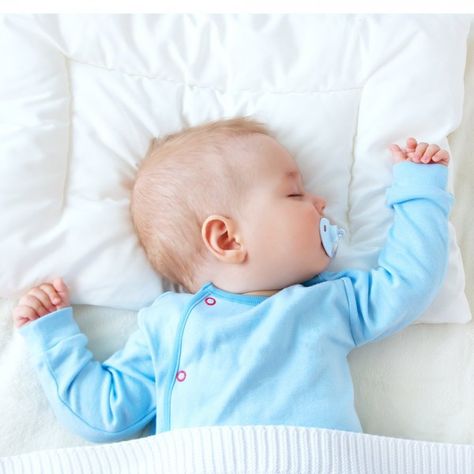 Por qué es bueno que los bebés pasen tiempo boca abajo Sleep Clinic, Pacifier Holder, Baby Center, Sleeping Habits, 3rd Baby, Baby Monitor, Bedtime Routine, Pacifier Clip, Kids Sleep