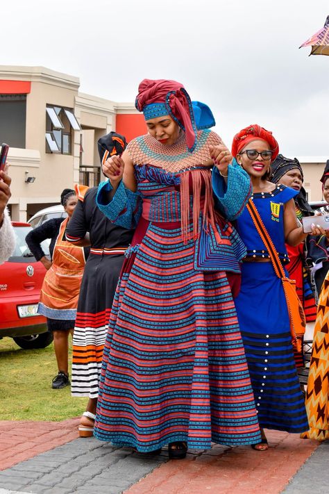 Xhosa Traditional Wear Woman, African Attire Patterns, Xhosa Attire For Ladies, Modern Xhosa Attire, Xhosa Outfits, Xhosa Bride, Modern African Clothing, Xhosa Attire, South African Traditional Dresses