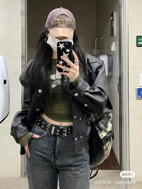 Japan Outfit Winter, Leather Jacket Outfit, Fits Aesthetic, Aesthetic Outfit Ideas, Leather Jacket Outfits, Jacket Outfit, Street Wear Urban, Dressy Outfits, Edgy Outfits