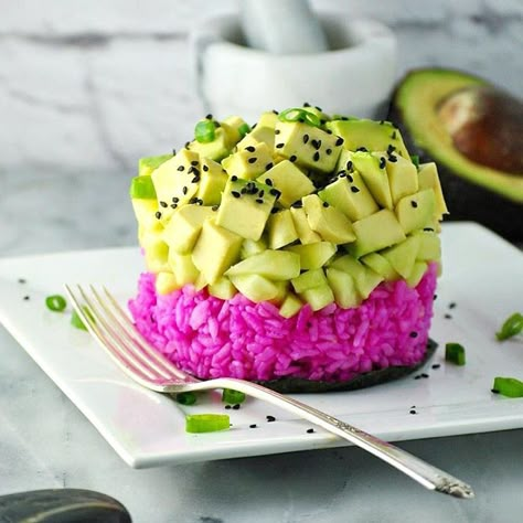 In avocado we trust Pink Sushi, Rice Avocado, Fruit Du Dragon, Vegan Sushi, Vegan Mayonnaise, Green Planet, Allergy Friendly Recipes, Vegan Cookbook, Sushi Rice