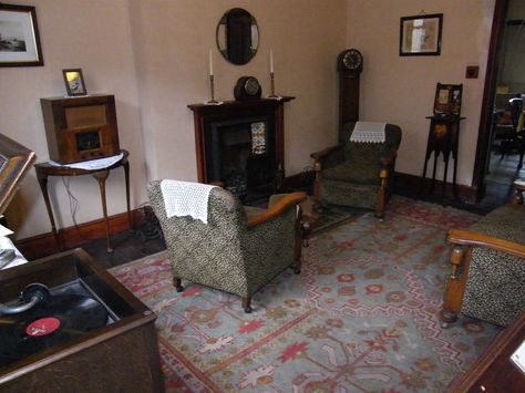 Grandparents Living Room, 40s Living Room, 40s Interior Design, Slavic House, 1940s Interior Design, 1940s Living Room, 1940s Home Decor, 1940s Interior, Big Ramy