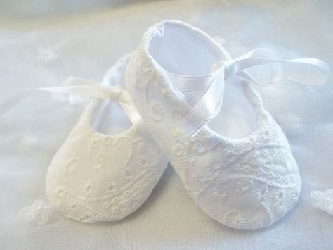 Seamless Lining for cloth baby shoes.  Can be used on the Tom's cloth shoe.  Sew That: Lining your baby shoes Baby Shoes Diy Tutorial, Diy Baby Shoes, Baby Shoes Tutorial, Christening Outfits, Handmade Baby Shoes, Baby Shoes Diy, Baby Shoes Pattern, Shoes Diy