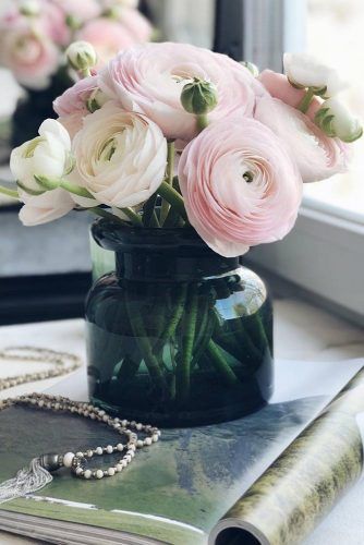 Top 24 Beautiful Flowers To Take Your Breath Away ★ See more: https://glaminati.com/beautiful-flowers/ Bouquet Of Spring Flowers, Ranunculus In Pots, Ranunculus Vase, Ranunculus Centerpiece, Ranunculus Garden, Ranunculus Bouquet, White Ranunculus, Ranunculus Flowers, Beautiful Flowers Garden