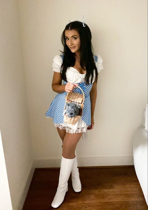 #halloween #halloweencostumeswomen #halloweencostumeideas #dorothy #wizardofoz #halloweenideas #inspo #aesthetic #tiktok Dorothy Costume Couple, Dorothy Halloween Costume Aesthetic, Dorothy Costume Aesthetic, Dorthy Costume Couple, Dorthy Wizard Of Oz Halloween, Diy Dorothy Costume For Women, Diy Dorthy Costume, Dorothy Costume College, Halloween Costumes Dorothy