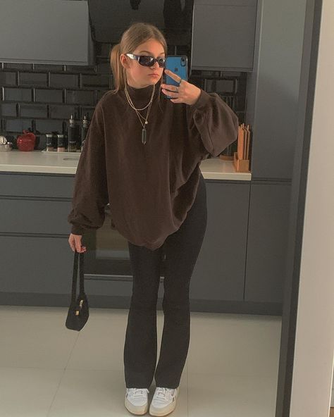 Flares Trousers Outfit, Outfits W Flared Leggings, Flare Leggings And Tank Top, Flared Leggings Outfit Autumn, Flared Bottoms Outfit, Black Flare Jumpsuit Outfit, Black Flares Outfit Going Out, Flare Leggings Aesthetic, Leggings Aesthetic Outfit