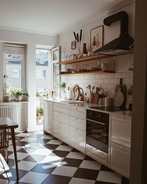 Polish Interior, White Kitchen Floor, Cook Home, Nordic Homes, White Tile Floor, Dinner Room, Warm Interior, Black And White Tiles, Sunday Evening