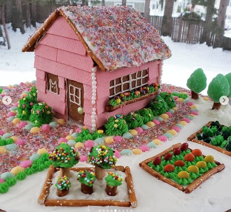 Floral Gingerbread House, Gingerbread House Garden, Gingerbread Farm, Kids Gingerbread House, Gingerbread Competition, Homemade Gingerbread House, Gingerbread House Ideas, Sparkle Crafts, Man House