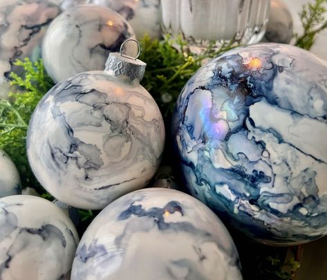 Make Stunning, Unique Alcohol Ink Christmas Ornaments DIY Christmas Balls Decorations Ideas Diy, Glass Ball Ornaments Diy, Alcohol Ink Christmas Ornaments, Diy Christmas Bulbs, Alcohol Ink Christmas, Marbled Ornaments, Alcohol Ink Ornaments, Ball Ornaments Diy, Ink Ornaments