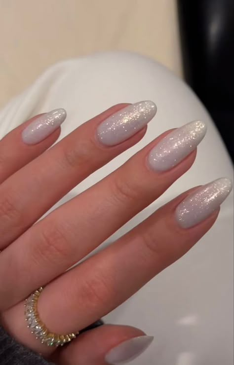 Sparkly White Nails Christmas, Holiday Nails Winter Christmas 2023, White Snow Nails Glitter, New Years Nails Ideas Sparkle, White Christmas New Years Nails, Snowy Sparkle Nails, Sparkly Almond Shape Nails, New Year Simple Nails, Holiday Silver Nails