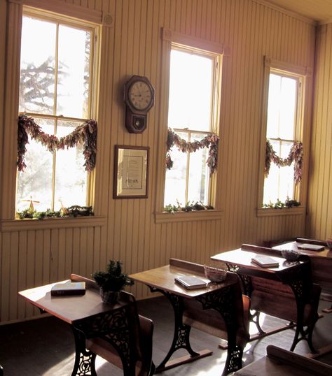 1800's schoolroom decorated for Christmas Vintage School Decor Classroom, 1900s School House, Modern One Room Schoolhouse, Old School Classroom Aesthetic, Old Classroom Aesthetic, Vintage Classroom Aesthetic, Antique Classroom, Schoolhouse Christmas, Victorian Classroom