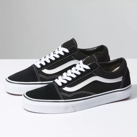 Vans Old Skool Sneakers in Black/White Vans Shoes Old Skool, Vans Classic Old Skool, Tennis Vans, Vans Vintage, Black And White Vans, Tenis Vans, Vans Original, Old Skool Black, Vans Store