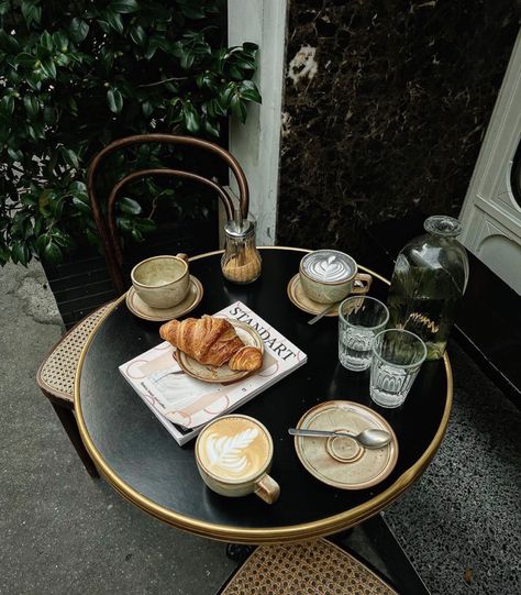 Paris Breakfast, Parisian Lifestyle, Parisian Life, Coffee Photography, Oui Oui, Cafe Food, Coffee Time, Aesthetic Food, Instagram Feed