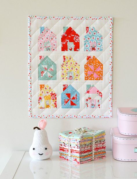 More than 20 cute mini quilt patterns. Most of them are free. #quilting #miniquilts Free Baby Quilt Patterns, Spool Quilt, Alphabet Quilt, House Quilt Patterns, Mini Quilt Patterns, Quilted Wall Hanging, Charm Packs, Moda Fabric, Baby Quilt Patterns