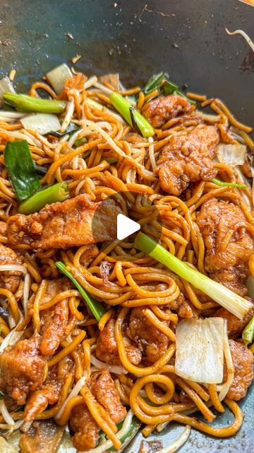 Chinese Noodle Recipes Easy, Chinese Fried Chicken, Chicken Chow Mein Recipe, Chicken Rice Noodles, Authentic Chinese Food, Chipotle Pasta, Chinese Noodle Recipes, Wok Recipes, Char Siu Pork