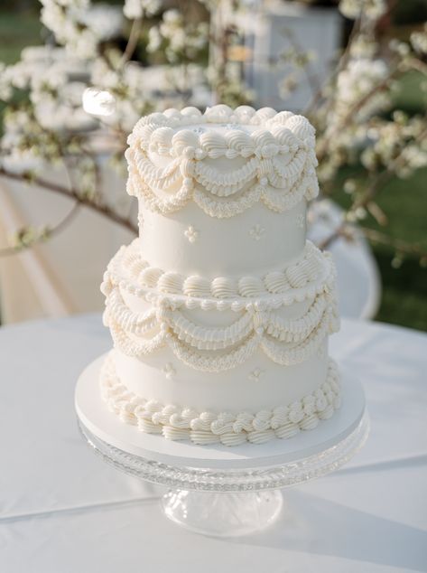 vintage wedding cake Bolo Vintage, Classic Wedding Cake, January Wedding, Cake Photos, Dream Wedding Cake, Simple Wedding Cake, Cake Trends, Wedding Cakes Vintage, White Wedding Cake