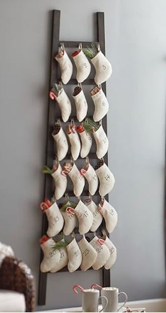 DIY Christmas Advent Calendar || Christmas decor, crafts and fun! Nikki's Plate Stocking Ladder, Chocolate Advent Calendar, Christmas Advent Calendar Diy, Calendar Christmas, Advent Calenders, Diy Calendar, Diy Advent Calendar, Navidad Diy, Advent Calendars