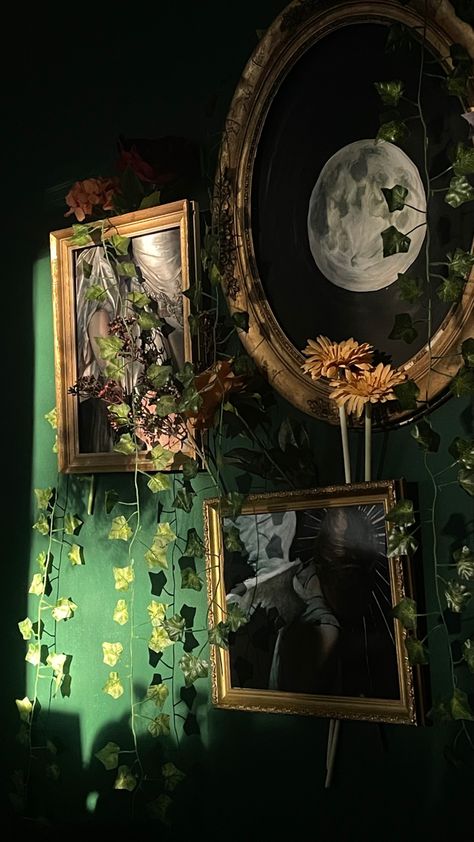 Green Brown And Gold Bedroom, Dark Nature Room Aesthetic, Black Green Gold Aesthetic, Dark Green And Gold Room Aesthetic, Green Academia Decor, Dark Green Whimsigoth Bedroom, Vintage Green Room, Cottagecore Room Green Walls, Vintage Green Decor