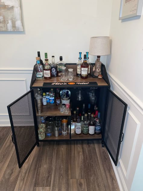 Mondern bar cart for whiskey lover. Home Bar Apartment, Bar Themed Bedroom, Men’s Decor Living Room, Male Kitchen Decor, Mans Apartment Decor Masculine Interior, Bar Cart For Men, Masculine Bar Cart Styling, Men’s Apartment Kitchen, Manly Apartment Decor