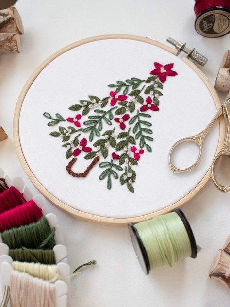 Christmas Decor Red And Green, Tree Embroidery Pattern, Christmas Embroidery Ideas, Embroidery Christmas Tree, Christmas Tree Patterns, Embroidery Holiday, Embroidery Ornament, Christmas Decor Red, Christmas Hand Embroidery