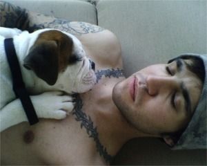 Pete Wentz and his puppy. Awww, I don't know who's cuter, the puppy or Pete. >_< >. Photowall Ideas, Andy Hurley, Patrick Stump, Pete Wentz, Boy Tattoos, Band Pictures, Bunny Face, I'm With The Band, Fall Out Boy