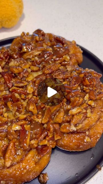 Cici Soriano on Instagram: "Easy pecan caramel sticky buns! Perfect for an easy thanksgiving dessert 😋 

#thanksgiving #dessert #stickybuns #cinnamonrolls #pecan #caramel #easyrecipes" Crescent Roll Pecan Sticky Buns, Easy Thanksgiving Dessert, Caramel Pecan Sticky Buns, Caramel Sticky Buns, Dessert Fall, Dessert Thanksgiving, Pecan Sticky Buns, Coconut Baking, Easy Caramel