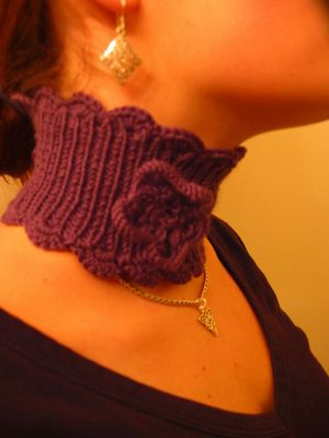 knit choker (need to learn how to knit!) Good Night Irene, Knitted Choker, Choker Patterns, Ravelry Free, Victorian Choker, Knitting Help, Knitted Necklace, I Cord, Felt Jewelry