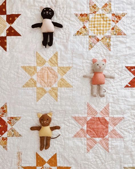 E L L Y N (@ellyn.reyes) • Instagram photos and videos Neutral Colored Quilts Simple, Scallop Quilt Pattern, Scalloped Edge Quilt, Quilt Scalloped Edge, Neutral Quilt Fabric Pre Cuts, Neutral Baby Quilt Spoonflower, Scalloped Quilt, Quilted Cake, Neutral Quilt