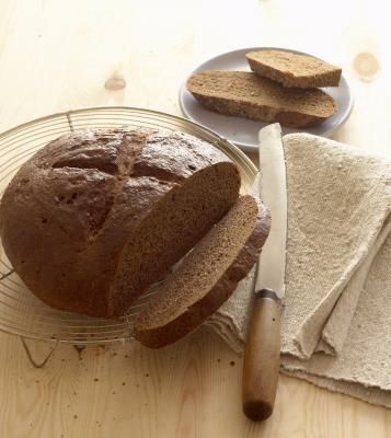 The Best Breads For A Low Glycemic Diet | LIVESTRONG.COM Recipes With Pumpernickel Bread, Dark Pumpernickel Bread Recipe, Low Gi Bread, Pumpernickel Bread Recipe, Low Glycemic Bread, Pumpernickel Bread, Black Bread, Rye Bread Recipes, Low Gi Foods